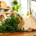 Gebruik van een kaasdoek voor het zeven van ingrediënten in een professionele keuken.