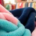 Fleece stoffen in verschillende kleuren en texturen tonen warmte en comfort.